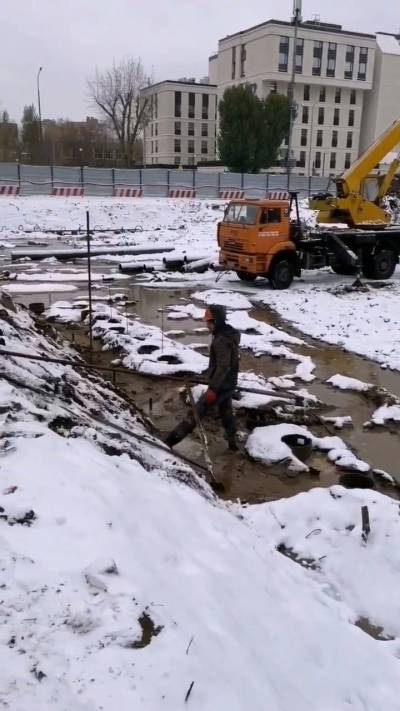 Монтаж иглофильтров для водопонижения грунтовых вод. Осушение котлована строящегося ЖК